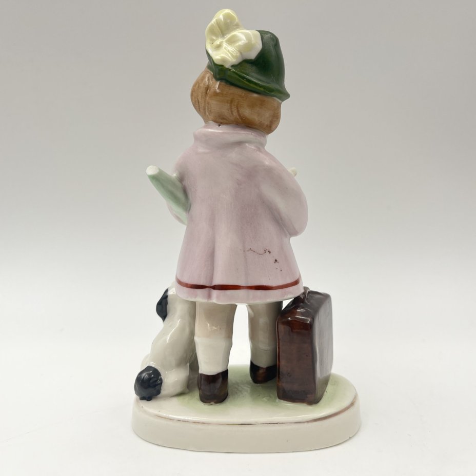 Статуэтка "Девочка, читающая книгу"