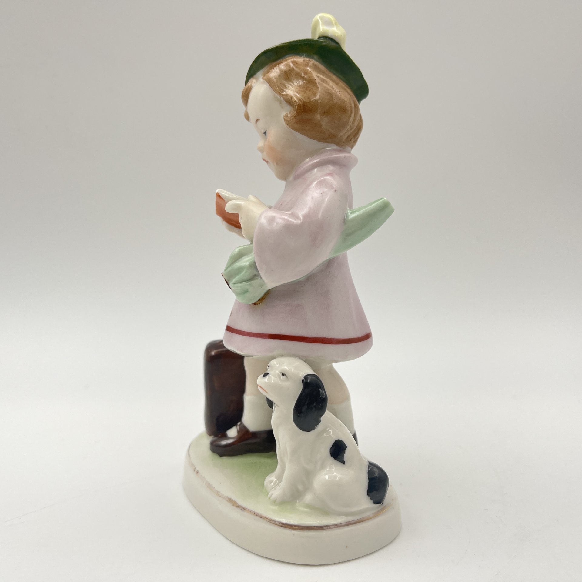 Статуэтка "Девочка, читающая книгу"