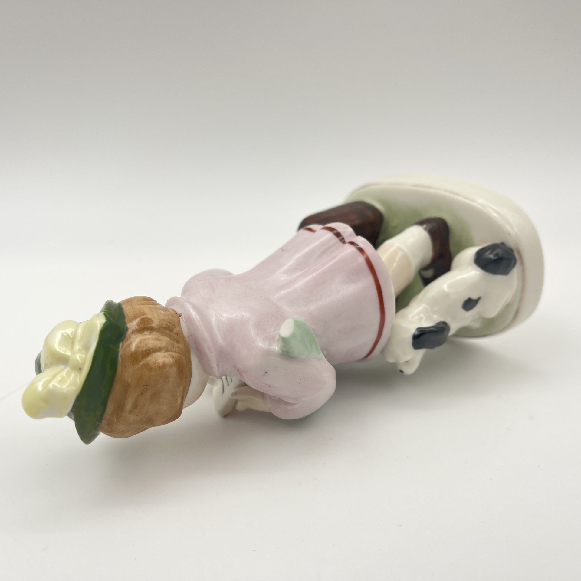 Статуэтка "Девочка, читающая книгу"