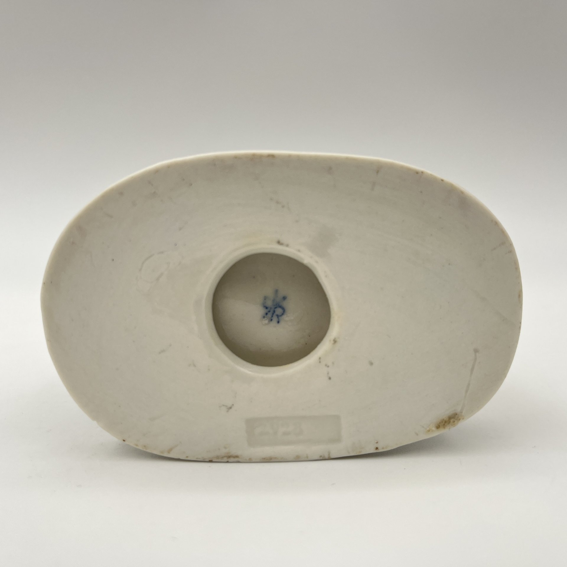 Статуэтка "Девочка, читающая книгу"