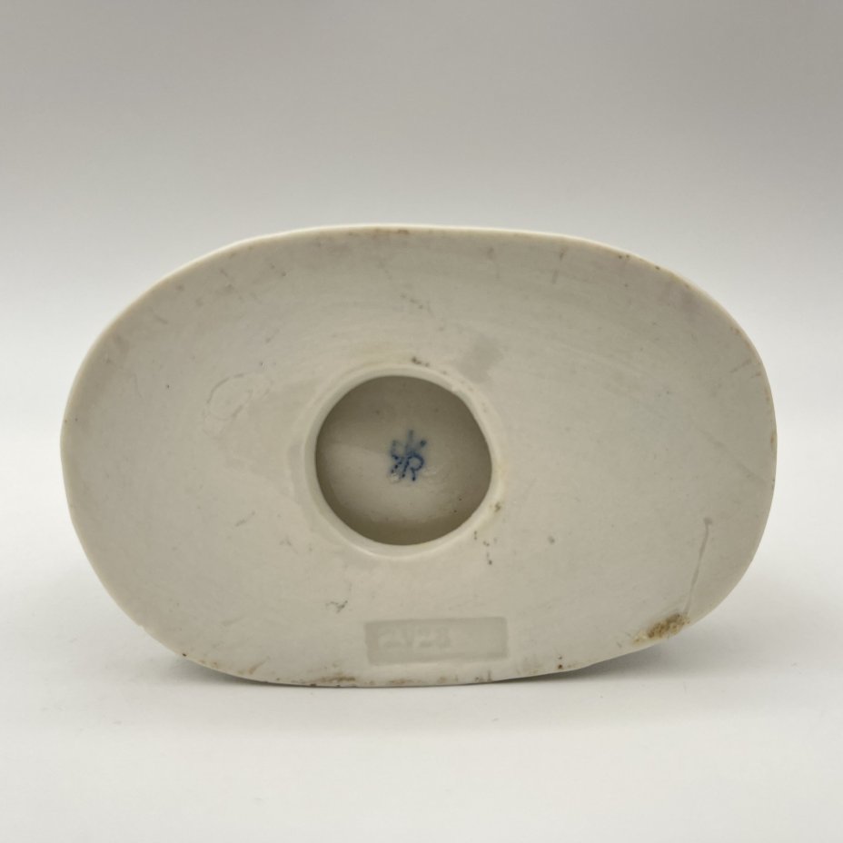 Статуэтка "Девочка, читающая книгу"