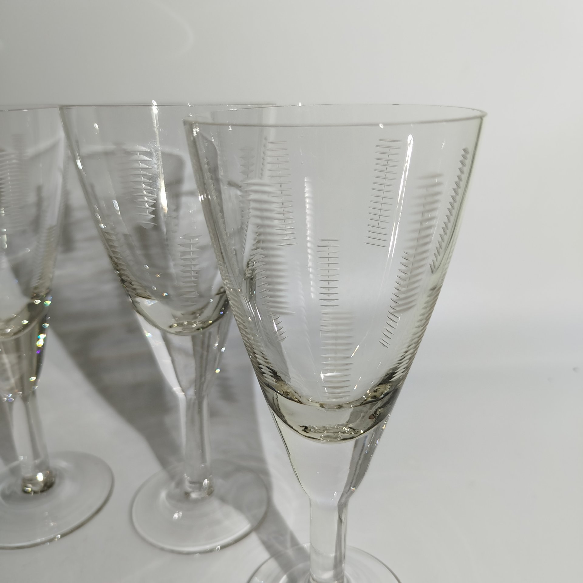 Набор бокалов для вина с резным декором на 4 персоны, стекло, гравировка, СССР, 1960-1980 гг.