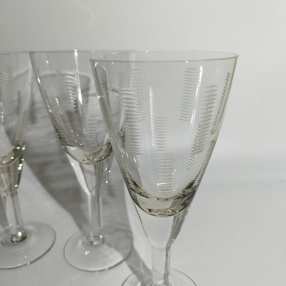 Набор бокалов для вина с резным декором на 4 персоны