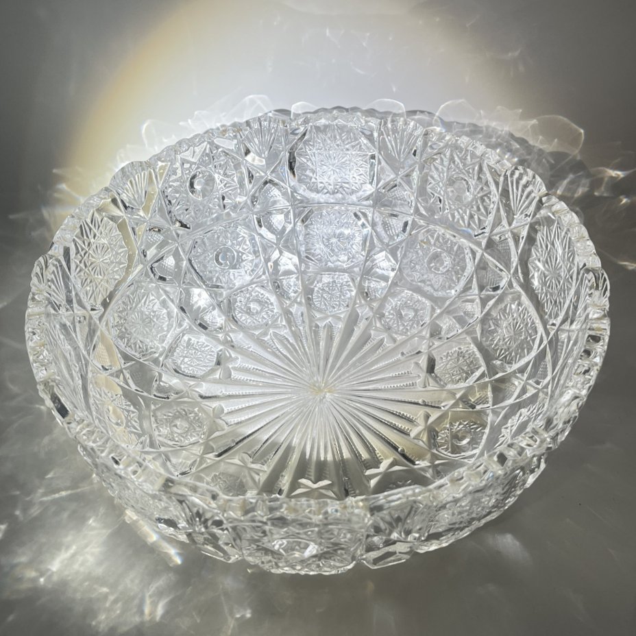 Фруктовница круглой формы с резным геометрическим декором