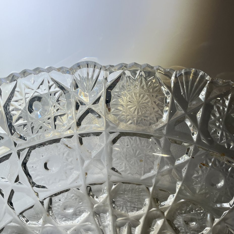 Фруктовница круглой формы с резным геометрическим декором