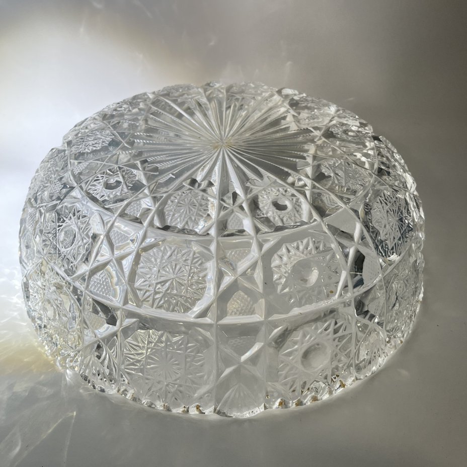 Фруктовница круглой формы с резным геометрическим декором