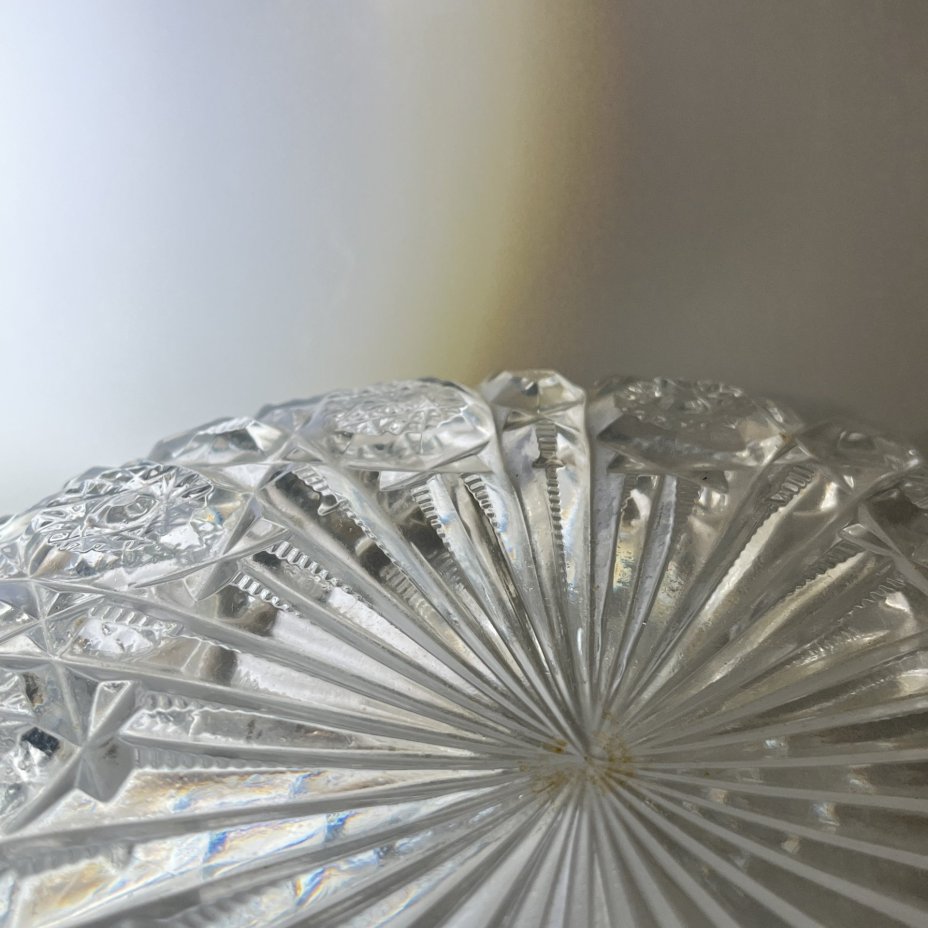 Фруктовница круглой формы с резным геометрическим декором