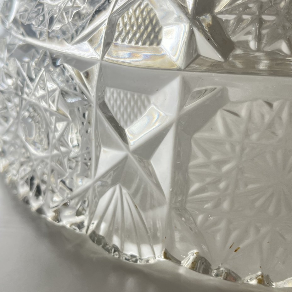 Фруктовница круглой формы с резным геометрическим декором