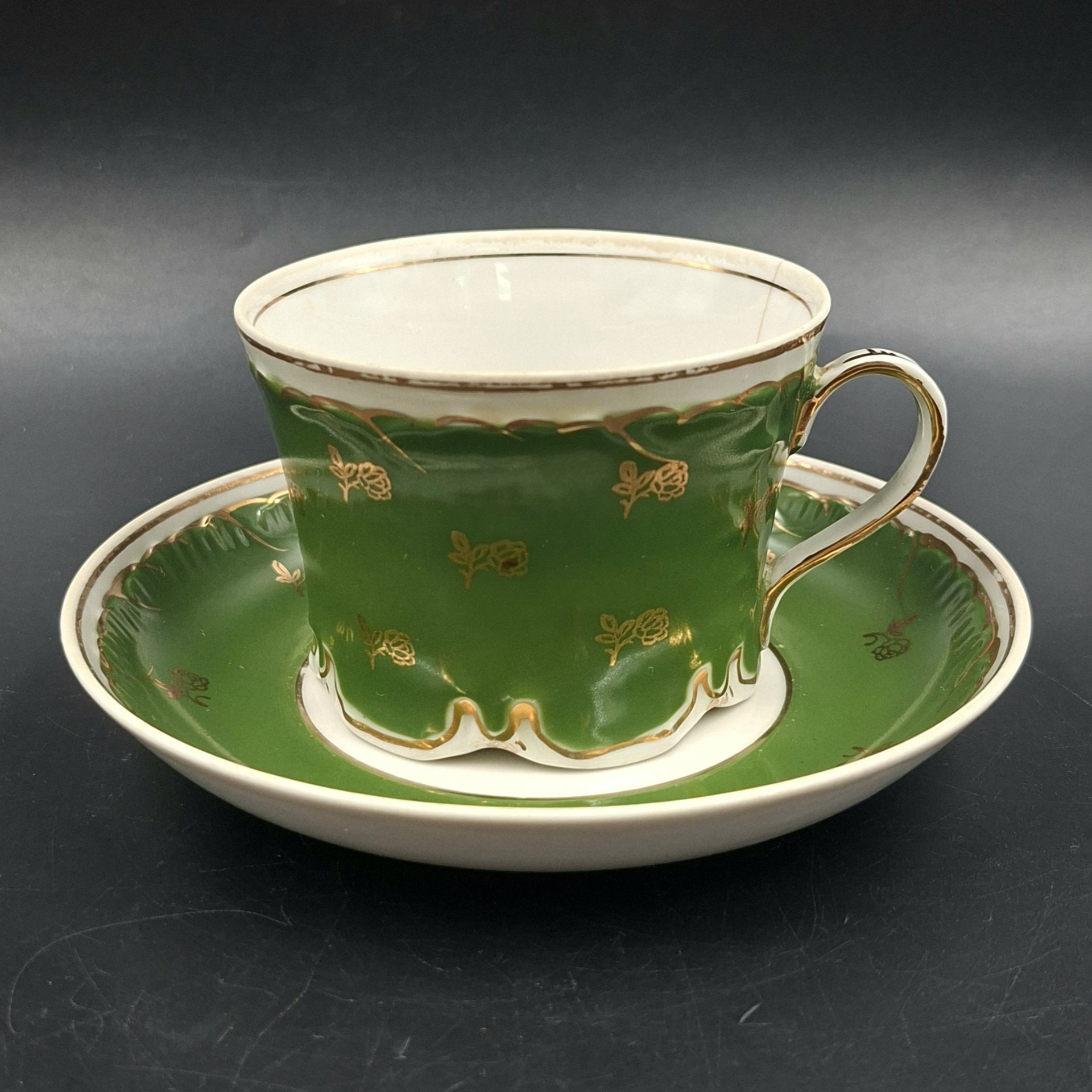 Пара чайная зеленого цвета с декором в виде розочек, фарфор, крытье, золочение, Дмитровский фарфоровый завод (ДФЗ Вербилки), СССР, 1954-1965 гг.