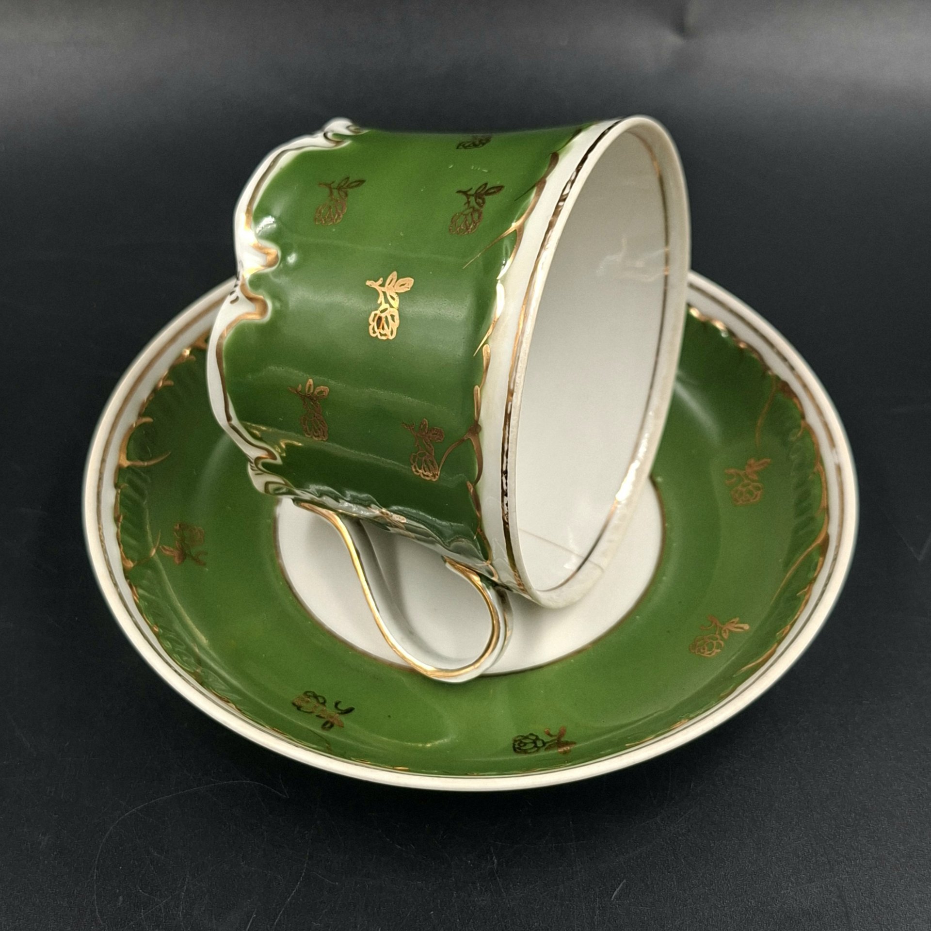 Пара чайная зеленого цвета с декором в виде розочек, фарфор, крытье, золочение, Дмитровский фарфоровый завод (ДФЗ Вербилки), СССР, 1954-1965 гг.