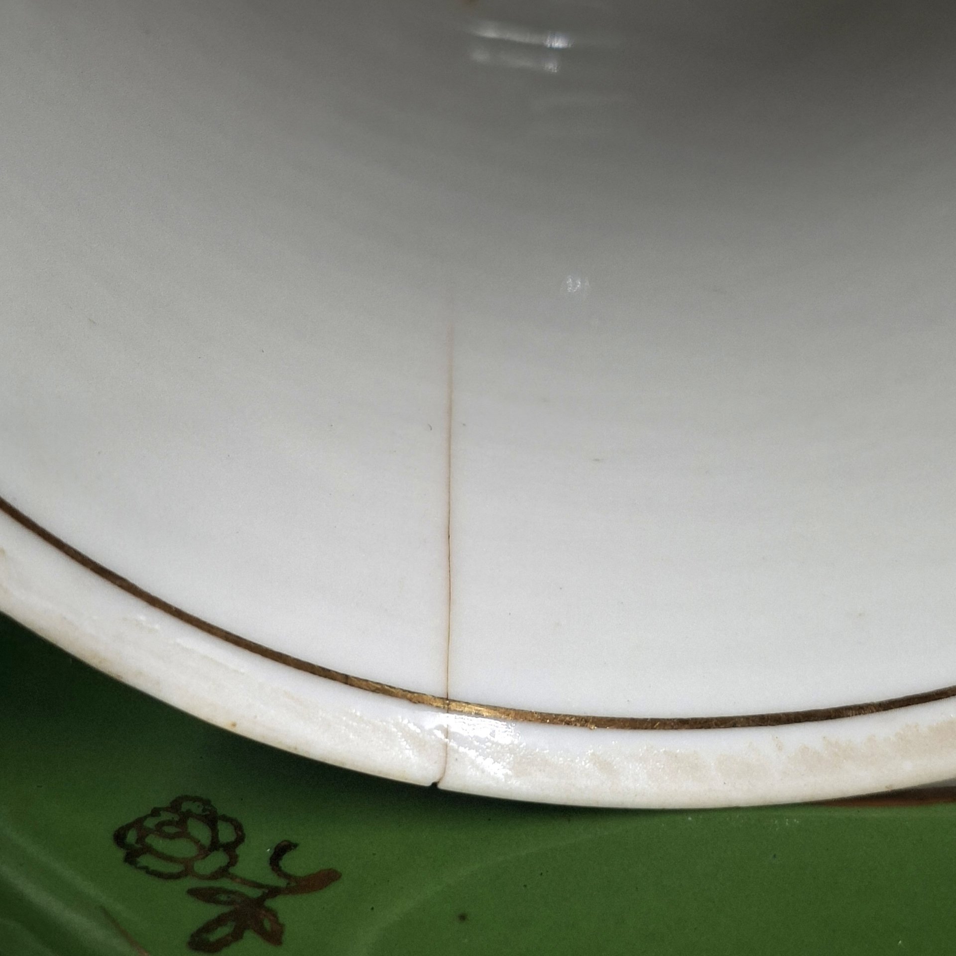 Пара чайная зеленого цвета с декором в виде розочек, фарфор, крытье, золочение, Дмитровский фарфоровый завод (ДФЗ Вербилки), СССР, 1954-1965 гг.