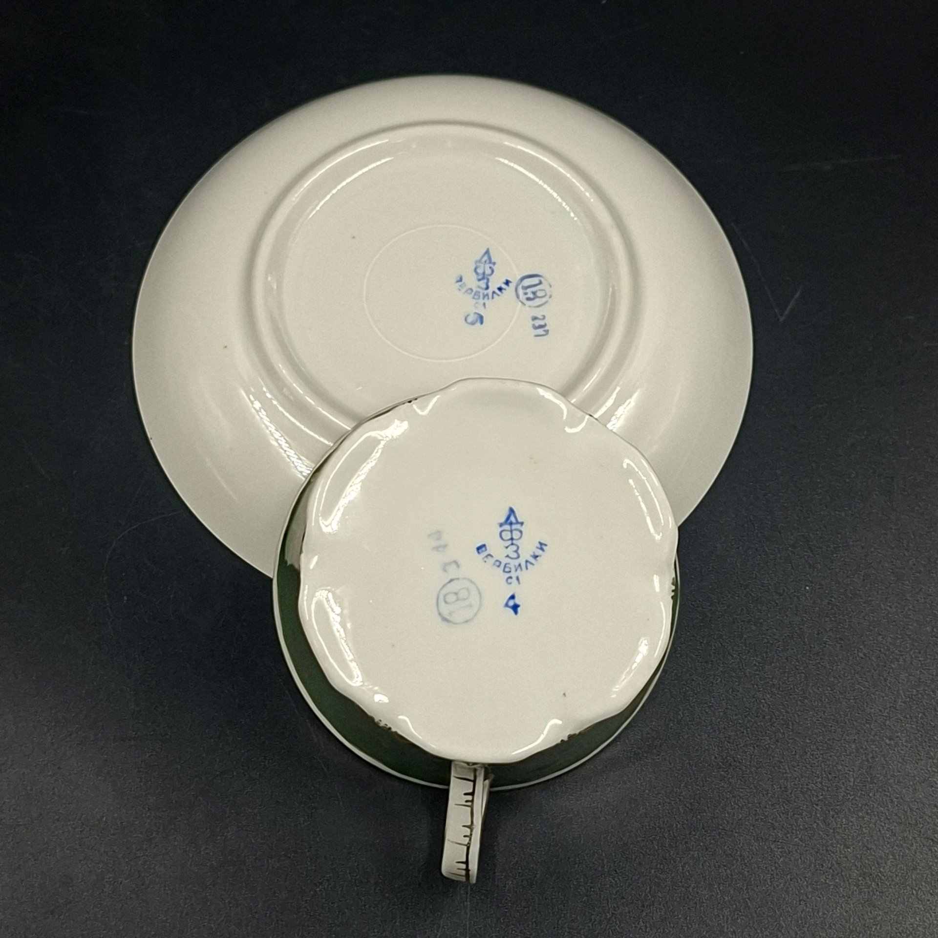 Пара чайная зеленого цвета с декором в виде розочек, фарфор, крытье, золочение, Дмитровский фарфоровый завод (ДФЗ Вербилки), СССР, 1954-1965 гг.