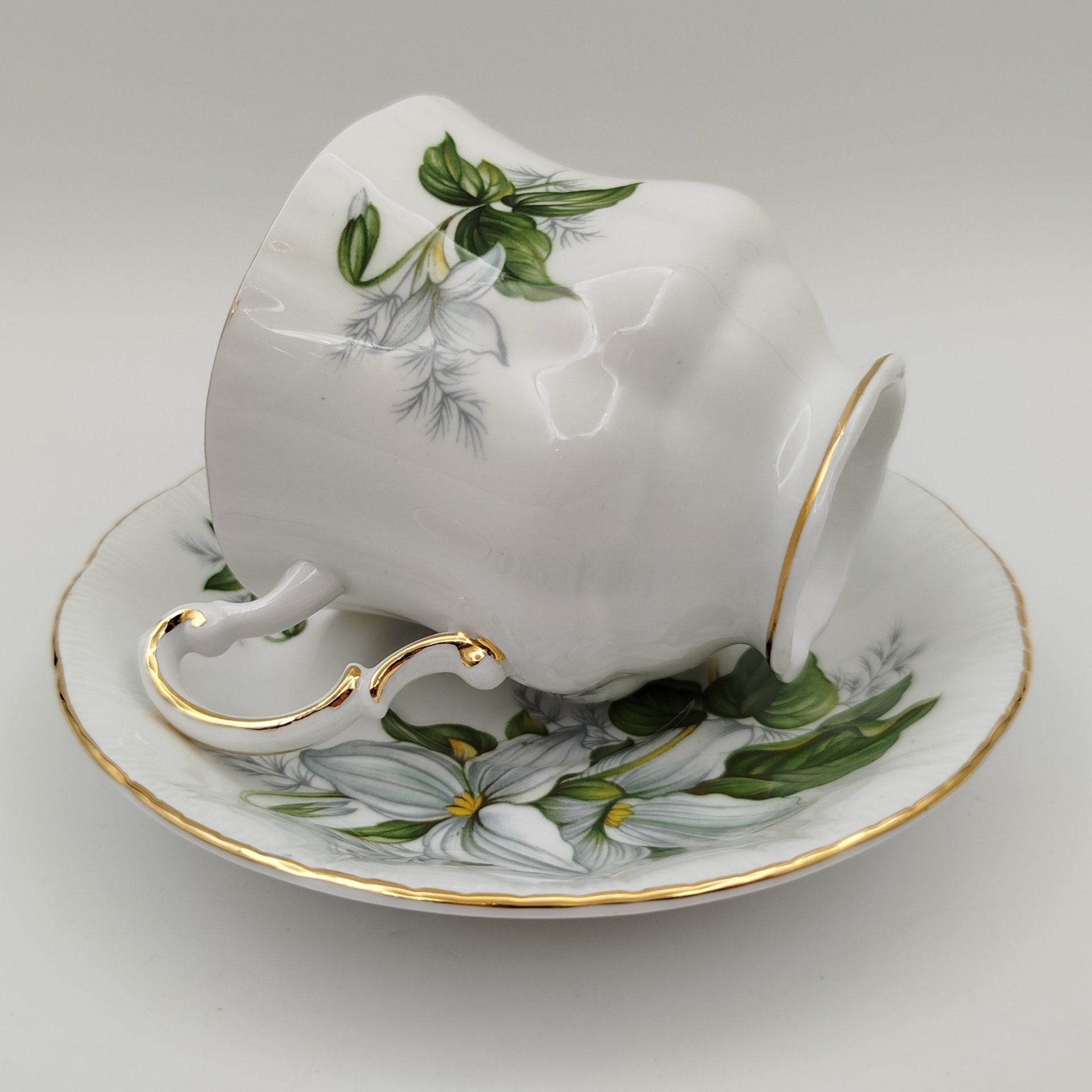 Кофейная пара "Триллиум" из серии "Canadian flowers" ("Канадские цветы"), фарфор, деколь, золочение, Paragon, Paragon