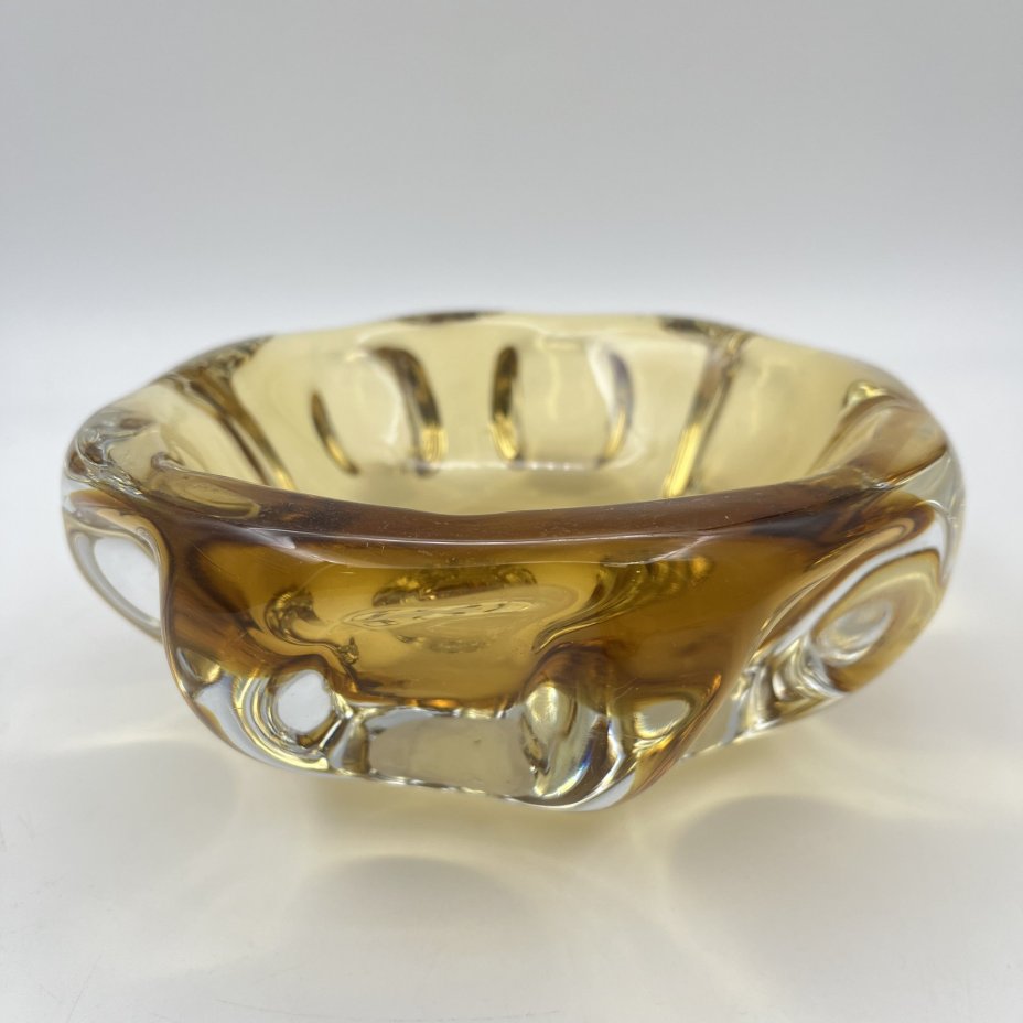 Пепельница янтарного оттенка, автор П.И. Зинченко