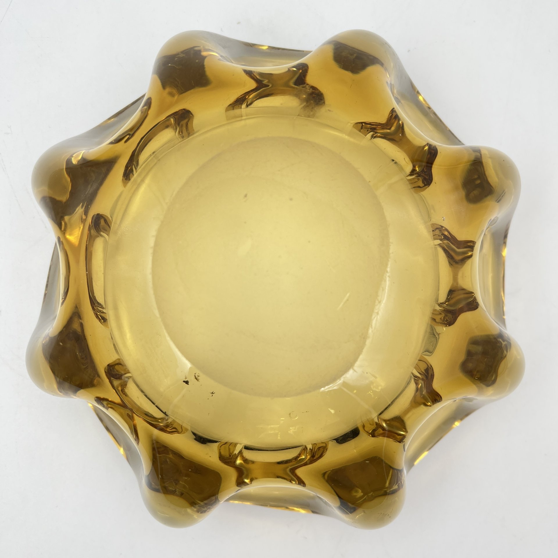 Пепельница янтарного оттенка, автор П.И. Зинченко