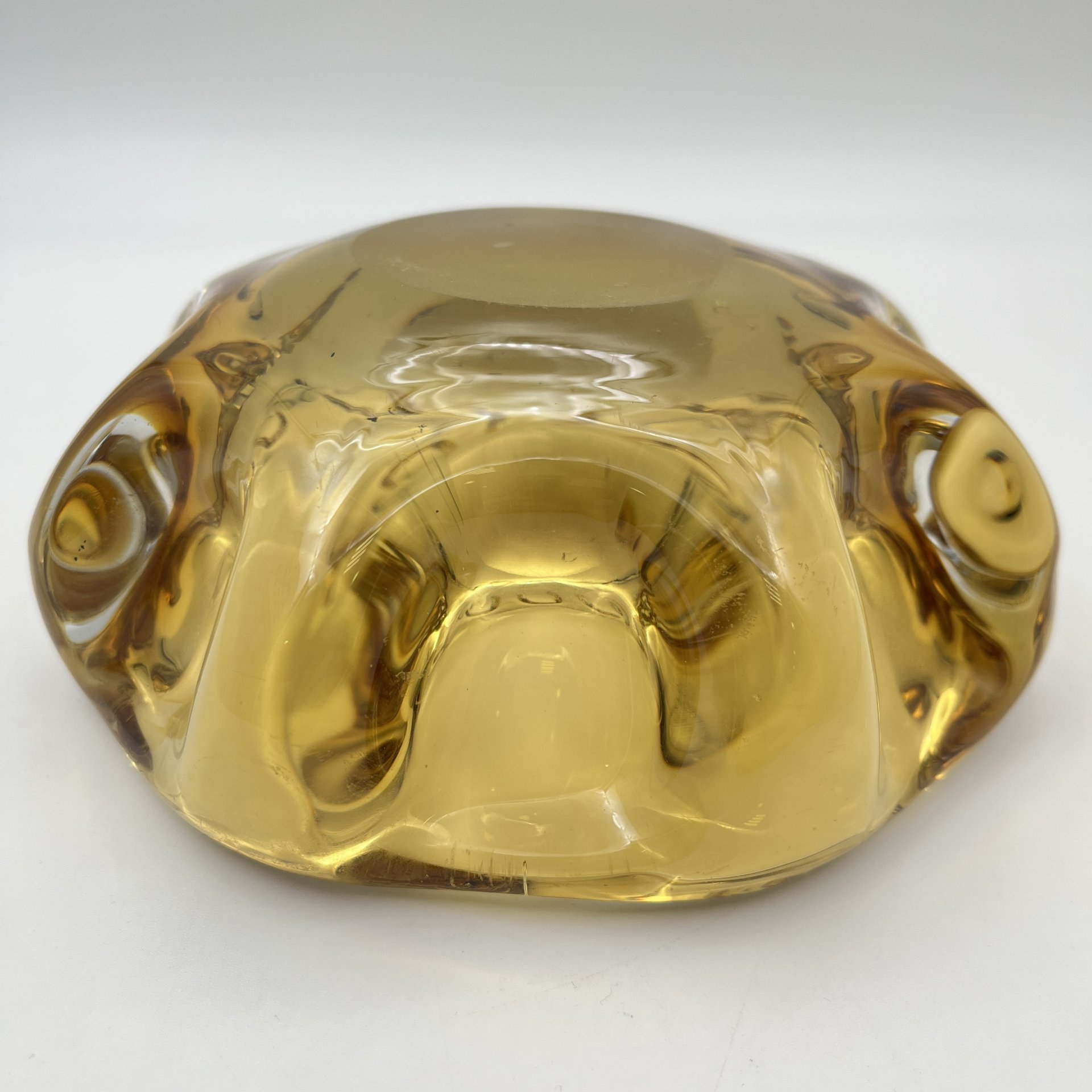 Пепельница янтарного оттенка, автор П.И. Зинченко