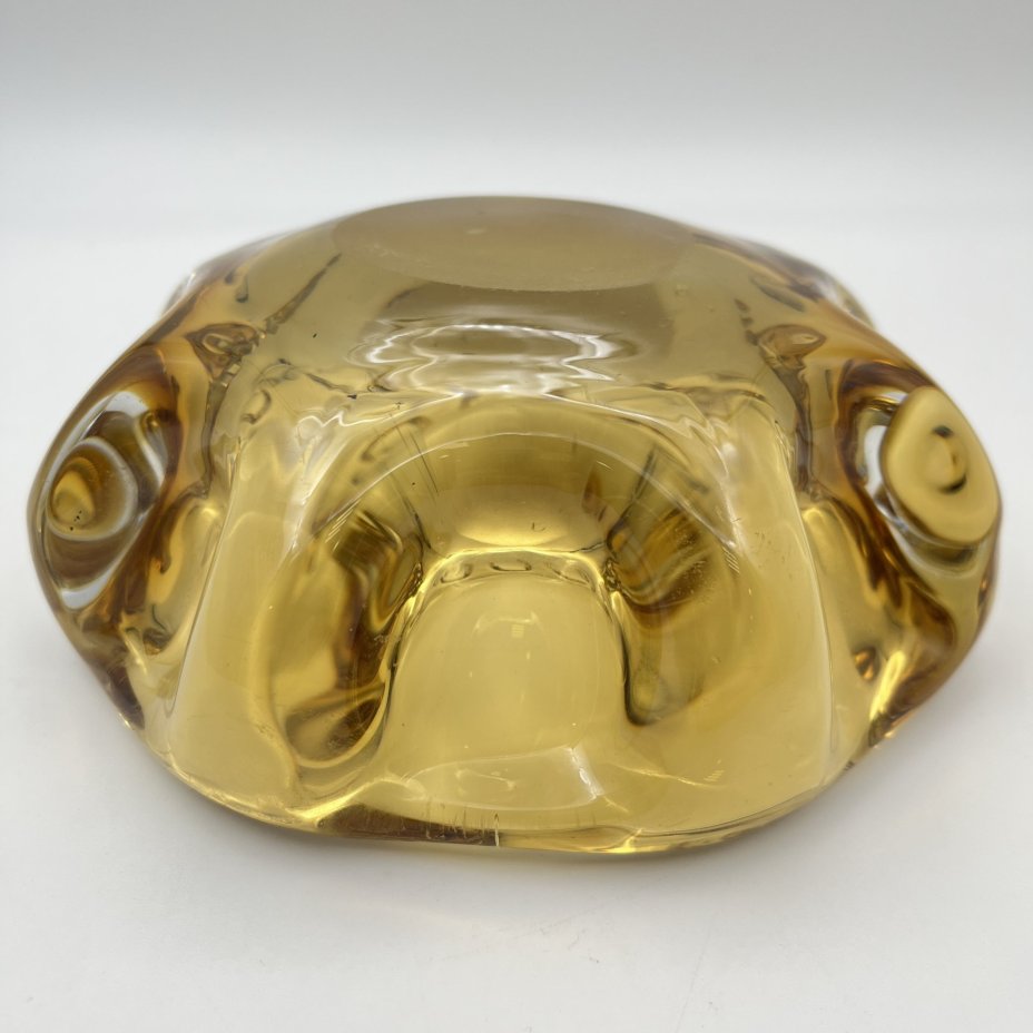 Пепельница янтарного оттенка, автор П.И. Зинченко