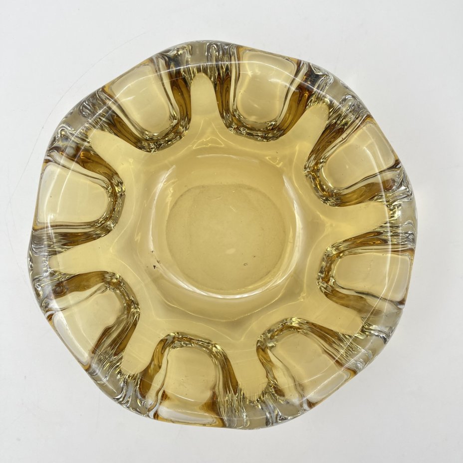 Пепельница янтарного оттенка, автор П.И. Зинченко