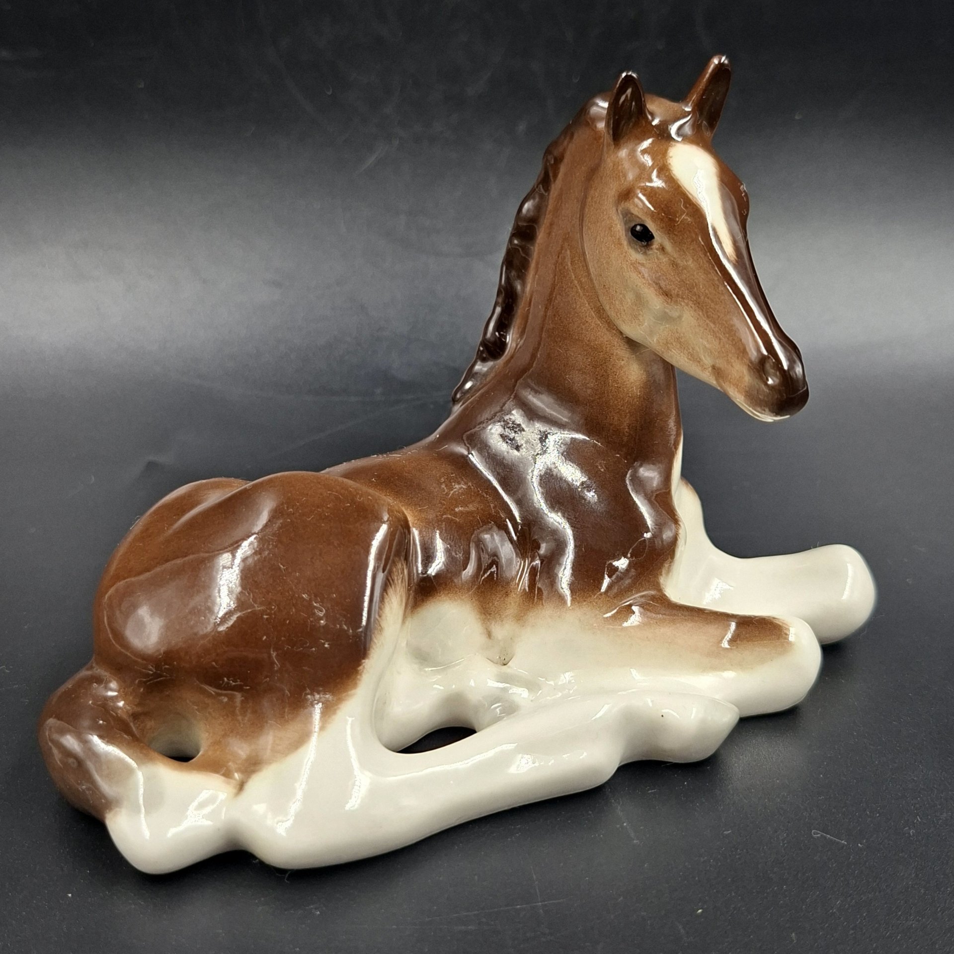 Статуэтка "Жеребенок лежащий", скульптор Б.Я. Воробьев, автор росписи В.М. Жбанов, фарфор, роспись, Ленинградский фарфоровый завод (ЛФЗ), СССР, 1970-1990 гг.
