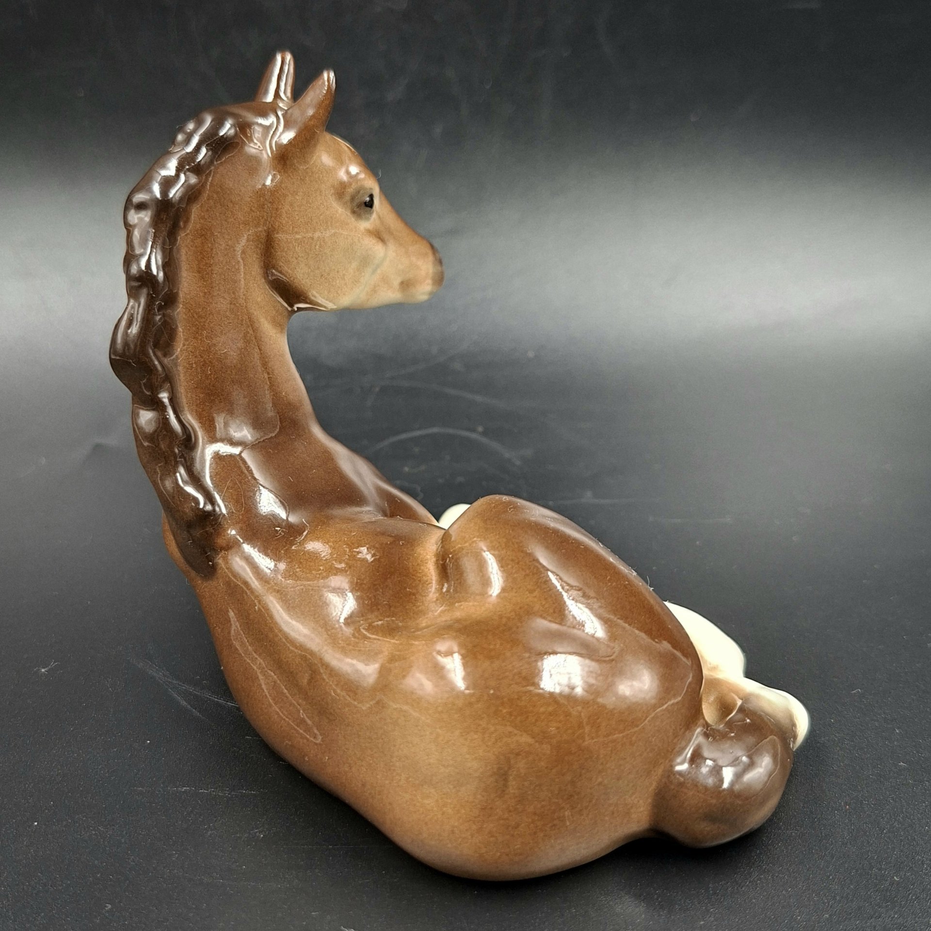 Статуэтка "Жеребенок лежащий", скульптор Б.Я. Воробьев, автор росписи В.М. Жбанов, фарфор, роспись, Ленинградский фарфоровый завод (ЛФЗ), СССР, 1970-1990 гг.