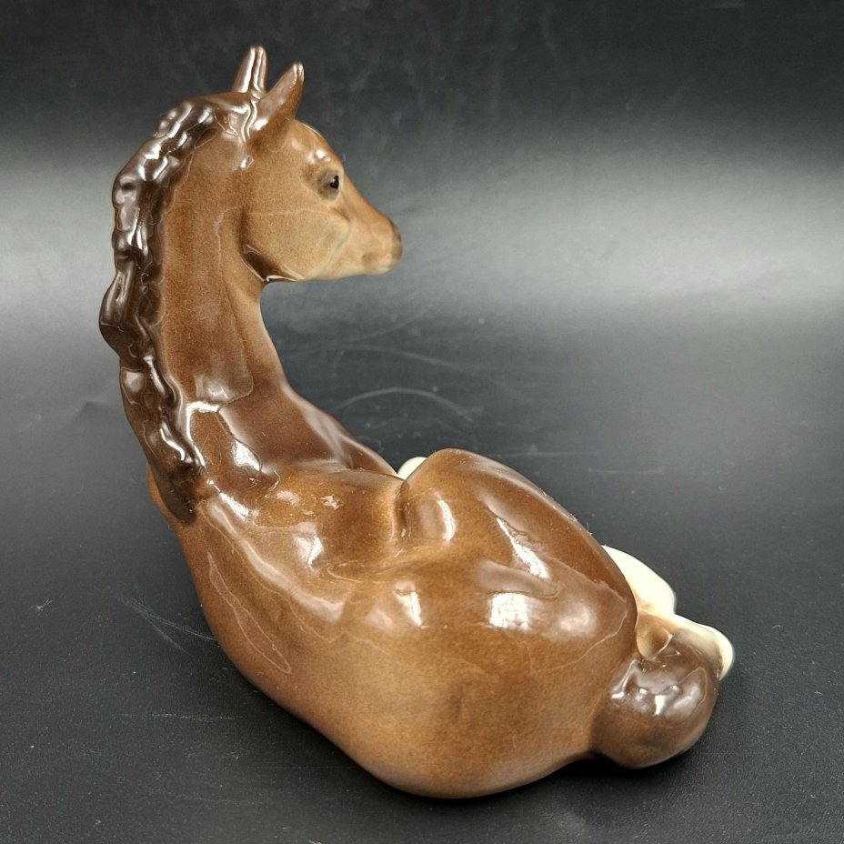Статуэтка "Жеребенок лежащий", скульптор Б.Я. Воробьев, автор росписи В.М. Жбанов