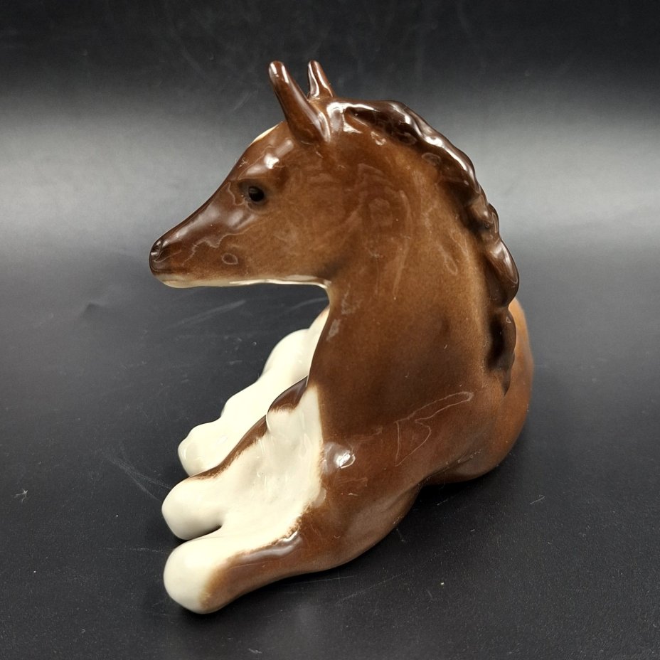 Статуэтка "Жеребенок лежащий", скульптор Б.Я. Воробьев, автор росписи В.М. Жбанов