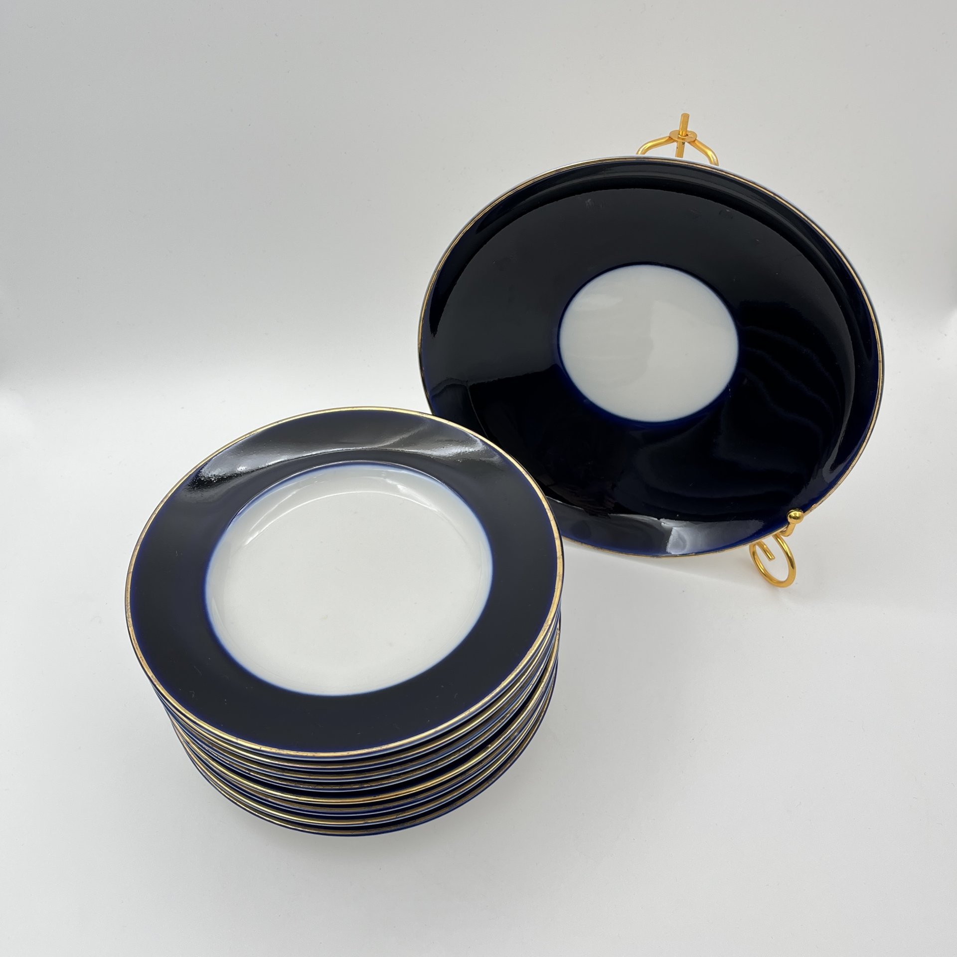 Набор из 8-ми десертных тарелок и блюда кобальтового оттенка, фарфор, крытье, золочение, Ленинградский фарфоровый завод (ЛФЗ), СССР, 1950-1960 гг.