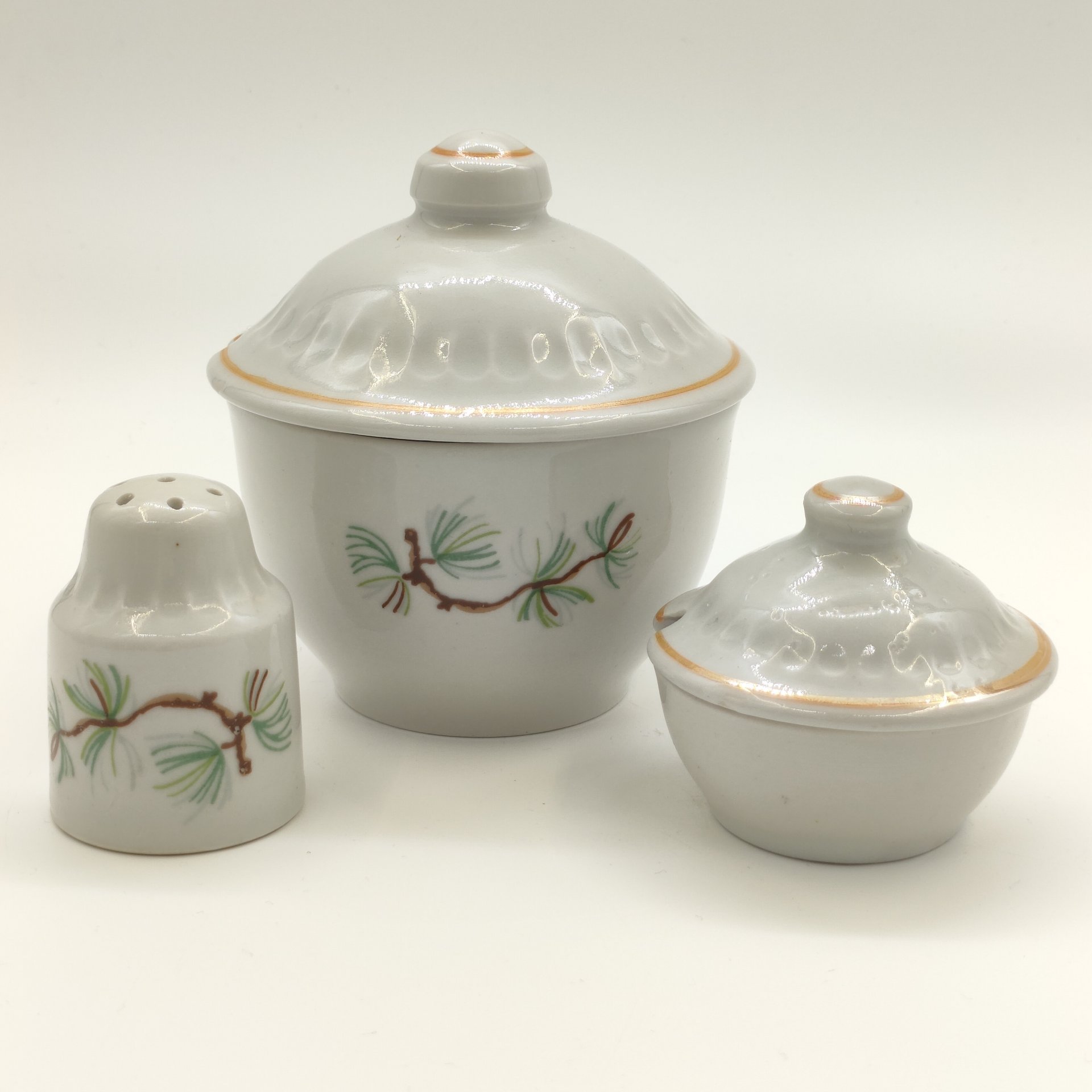 Набор для сервировки стола "Шишки" из 7-ми предметов (сервировочное блюдо, селедочница, молочник, салатник, горчичница, перечница и солонка), фарфор, деколь, обводка, Фарфоровый завод «Пролетарий» (Бронница, Мста), СССР, 1976-1991 гг.