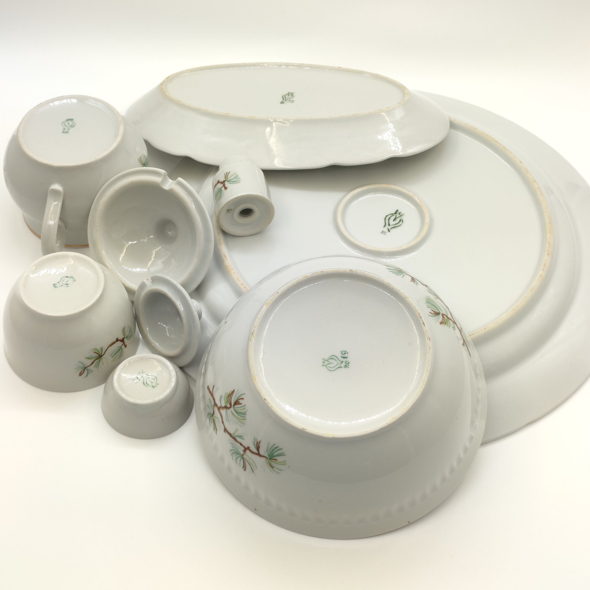 Набор для сервировки стола "Шишки" из 7-ми предметов (сервировочное блюдо, селедочница, молочник, салатник, горчичница, перечница и солонка), фарфор, деколь, обводка, Фарфоровый завод «Пролетарий» (Бронница, Мста), СССР, 1976-1991 гг.