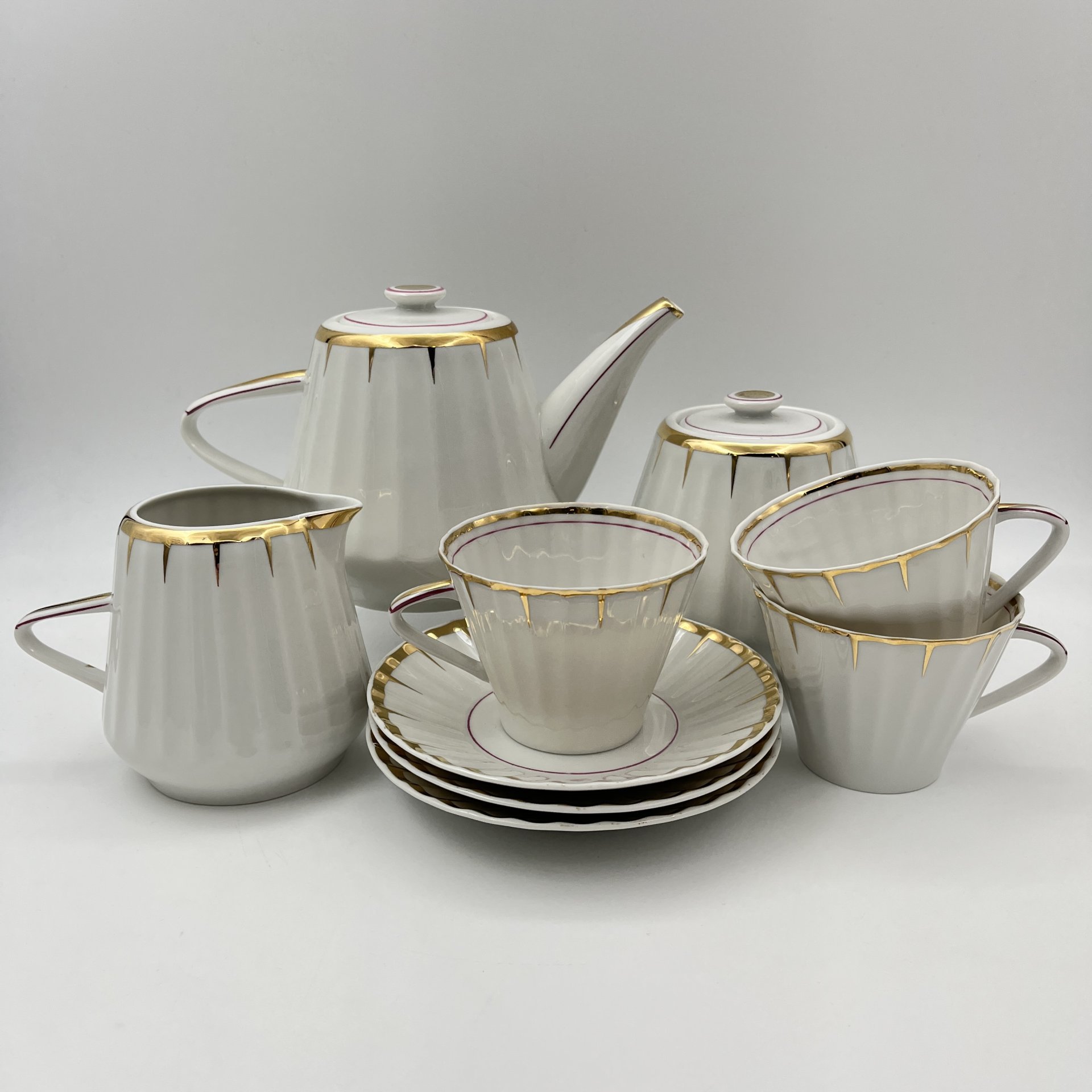 Сервиз чайный с декором в виде золотого дождика на 3 персоны (9 предметов), форма "Каннелюрный", автор формы Ольшевский В.Н.
