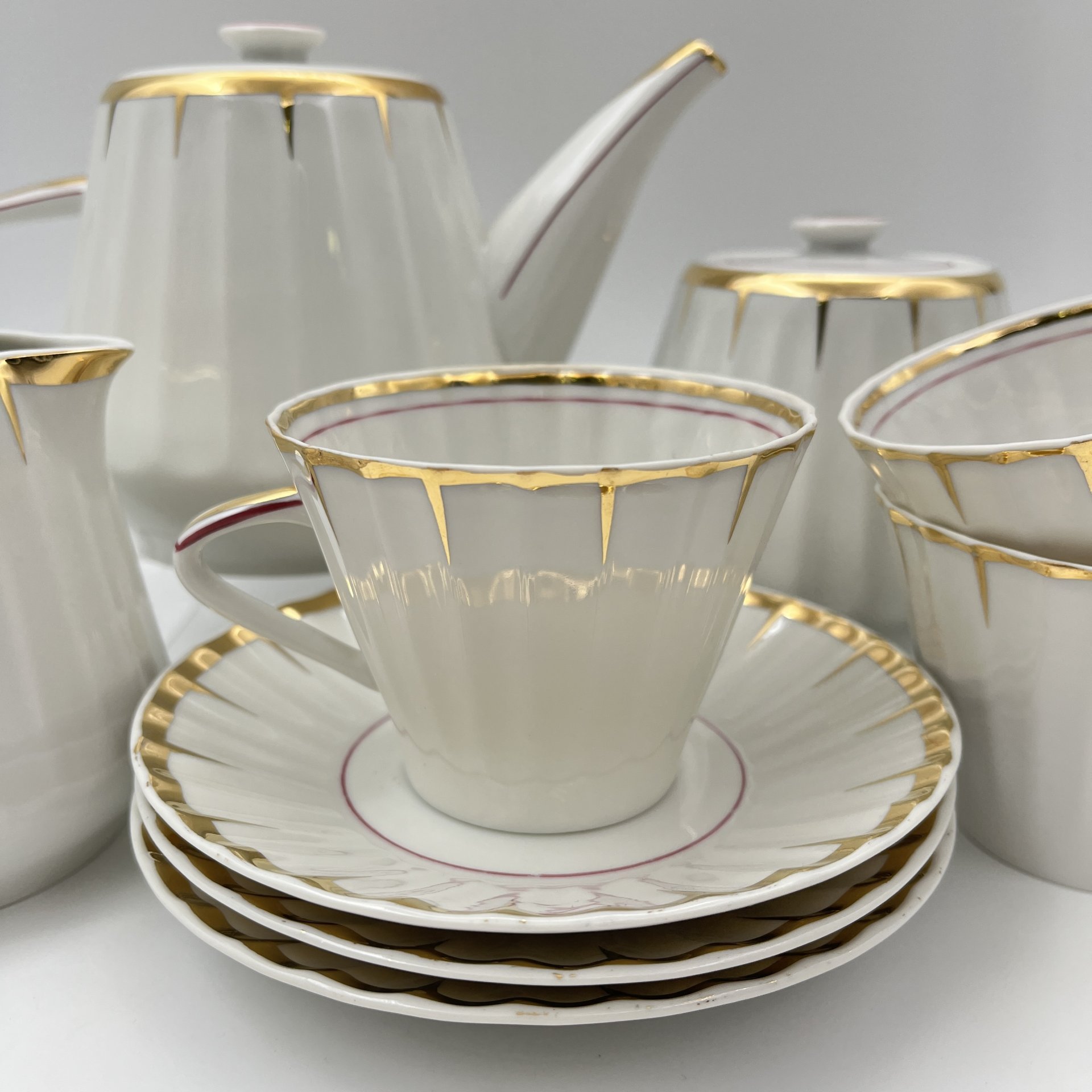 Сервиз чайный с декором в виде золотого дождика на 3 персоны (9 предметов), форма "Каннелюрный", автор формы Ольшевский В.Н.