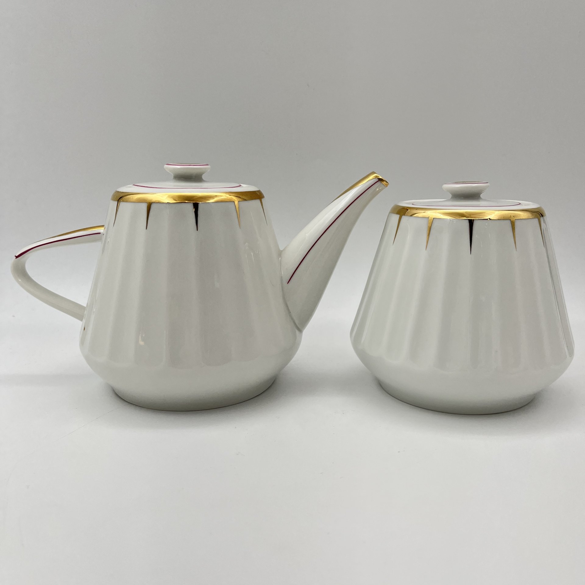 Сервиз чайный с декором в виде золотого дождика на 3 персоны (9 предметов), форма "Каннелюрный", автор формы Ольшевский В.Н.