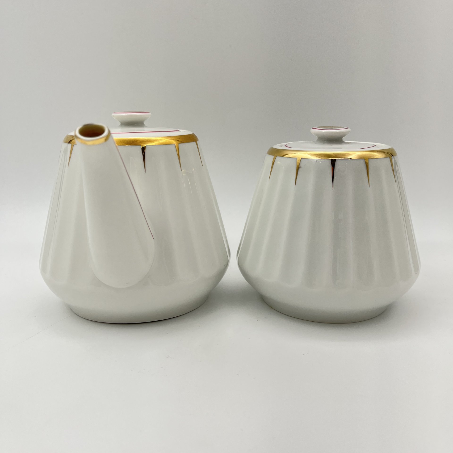 Сервиз чайный с декором в виде золотого дождика на 3 персоны (9 предметов), форма "Каннелюрный", автор формы Ольшевский В.Н.