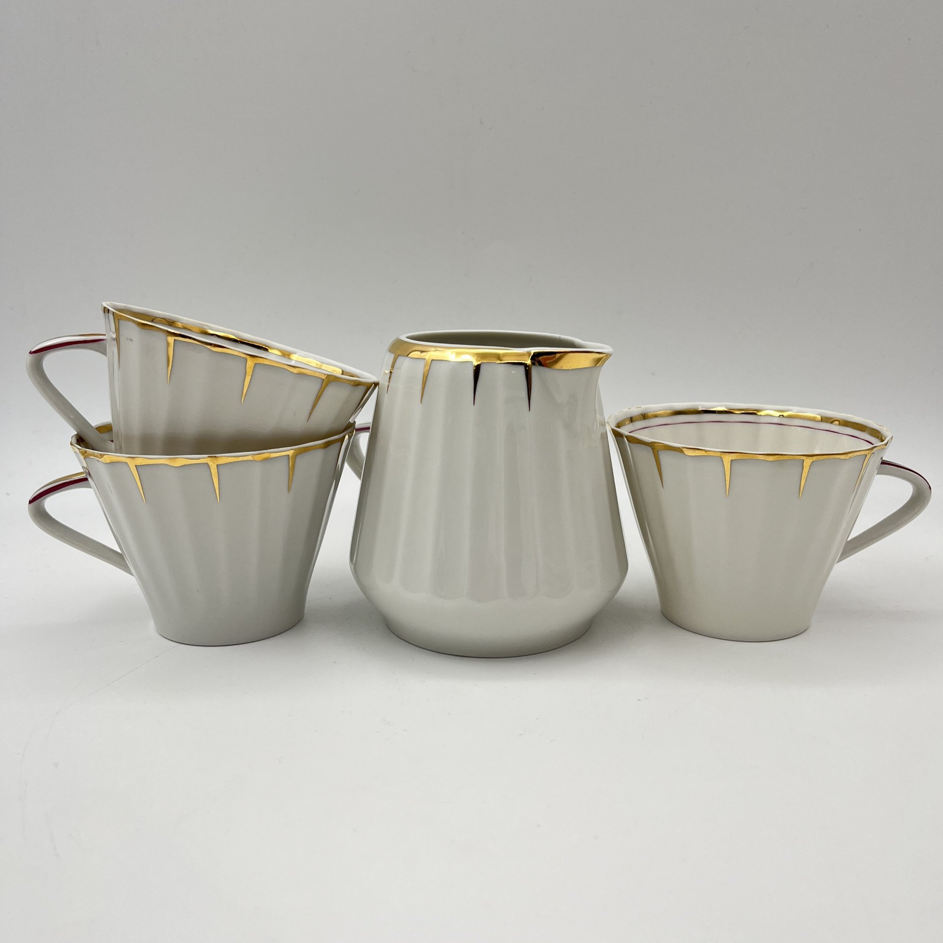 Сервиз чайный с декором в виде золотого дождика на 3 персоны (9 предметов), форма "Каннелюрный", автор формы Ольшевский В.Н.