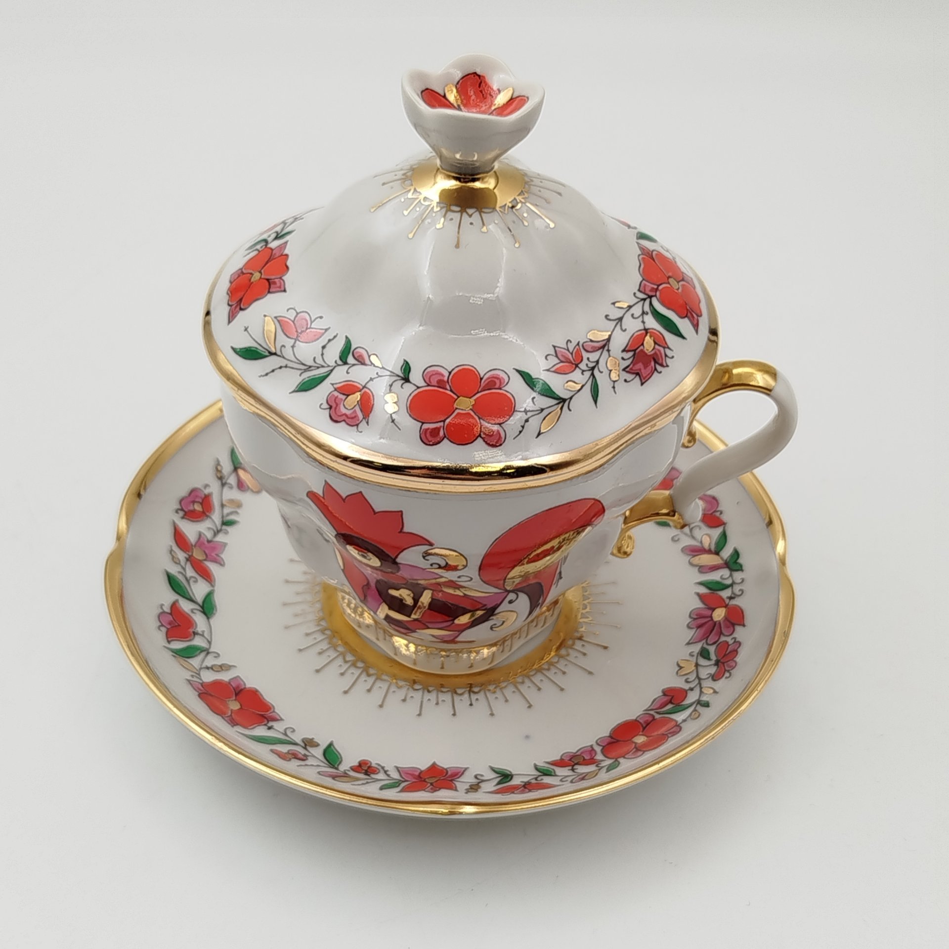Пара чайная с крышкой "Сувенир" ("Красные петушки"), автор рисунка Воробьевский А.В., автор формы Яковлева С.Е.