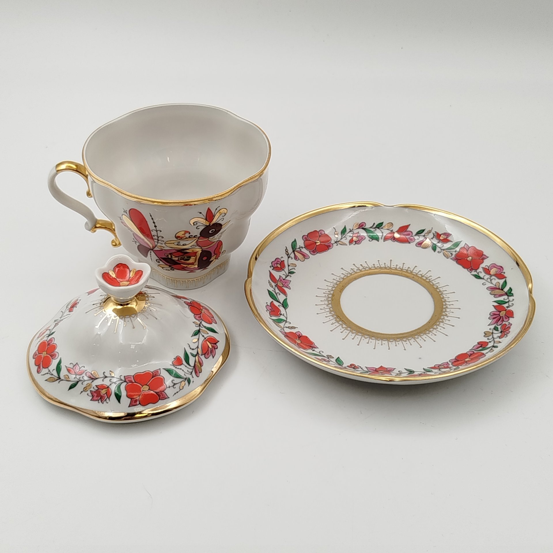 Пара чайная с крышкой "Сувенир" ("Красные петушки"), автор рисунка Воробьевский А.В., автор формы Яковлева С.Е.