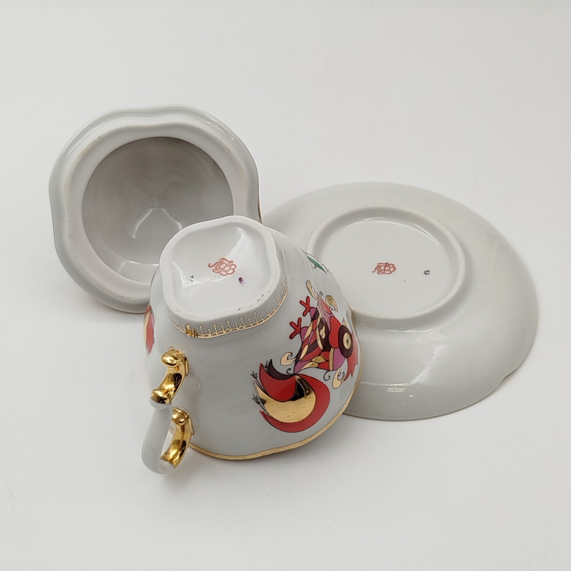 Пара чайная с крышкой "Сувенир" ("Красные петушки"), автор рисунка Воробьевский А.В., автор формы Яковлева С.Е.