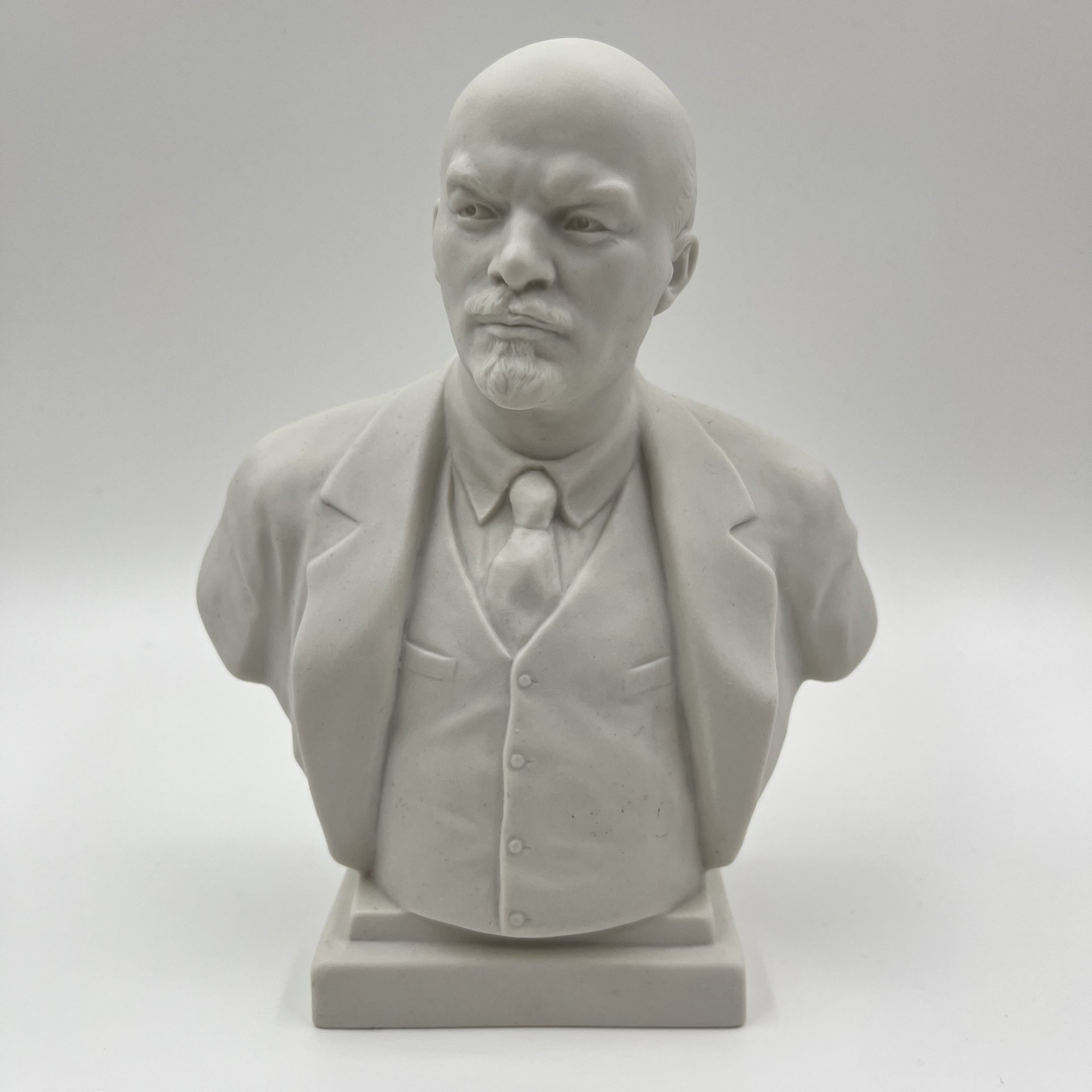 Бюст "Владимир Ильич Ленин", скульпторы Боголюбов В.Я., Ингал В.И., Ленинградский фарфоровый завод (ЛФЗ)
