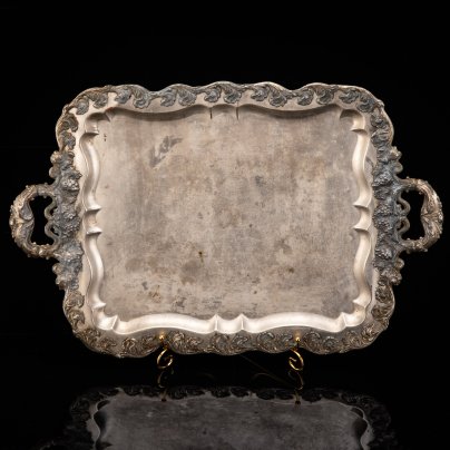 Поднос прямоугольной формы с фигурным бортом и рельефным растительным декором с виноградными лозами (большой), латунь, серебрение, Fraget (Фабрика серебряных и плакированных изделий Иосифа Фраже), Царство Польское, 1896-1914 гг.