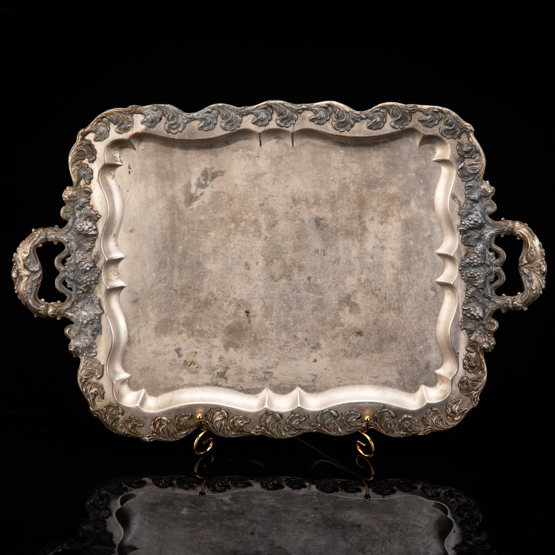 Поднос прямоугольной формы с фигурным бортом и рельефным растительным декором с виноградными лозами (большой), латунь, серебрение, Fraget (Фабрика серебряных и плакированных изделий Иосифа Фраже), Царство Польское, 1896-1914 гг.