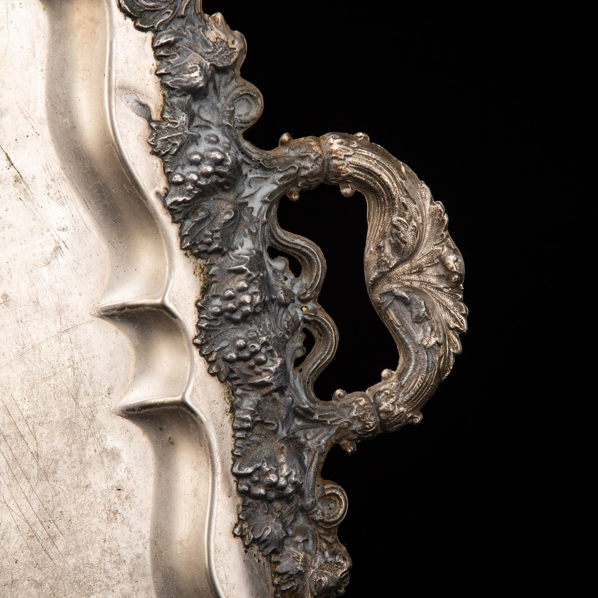 Поднос прямоугольной формы с фигурным бортом и рельефным растительным декором с виноградными лозами (большой), латунь, серебрение, Fraget (Фабрика серебряных и плакированных изделий Иосифа Фраже), Царство Польское, 1896-1914 гг.