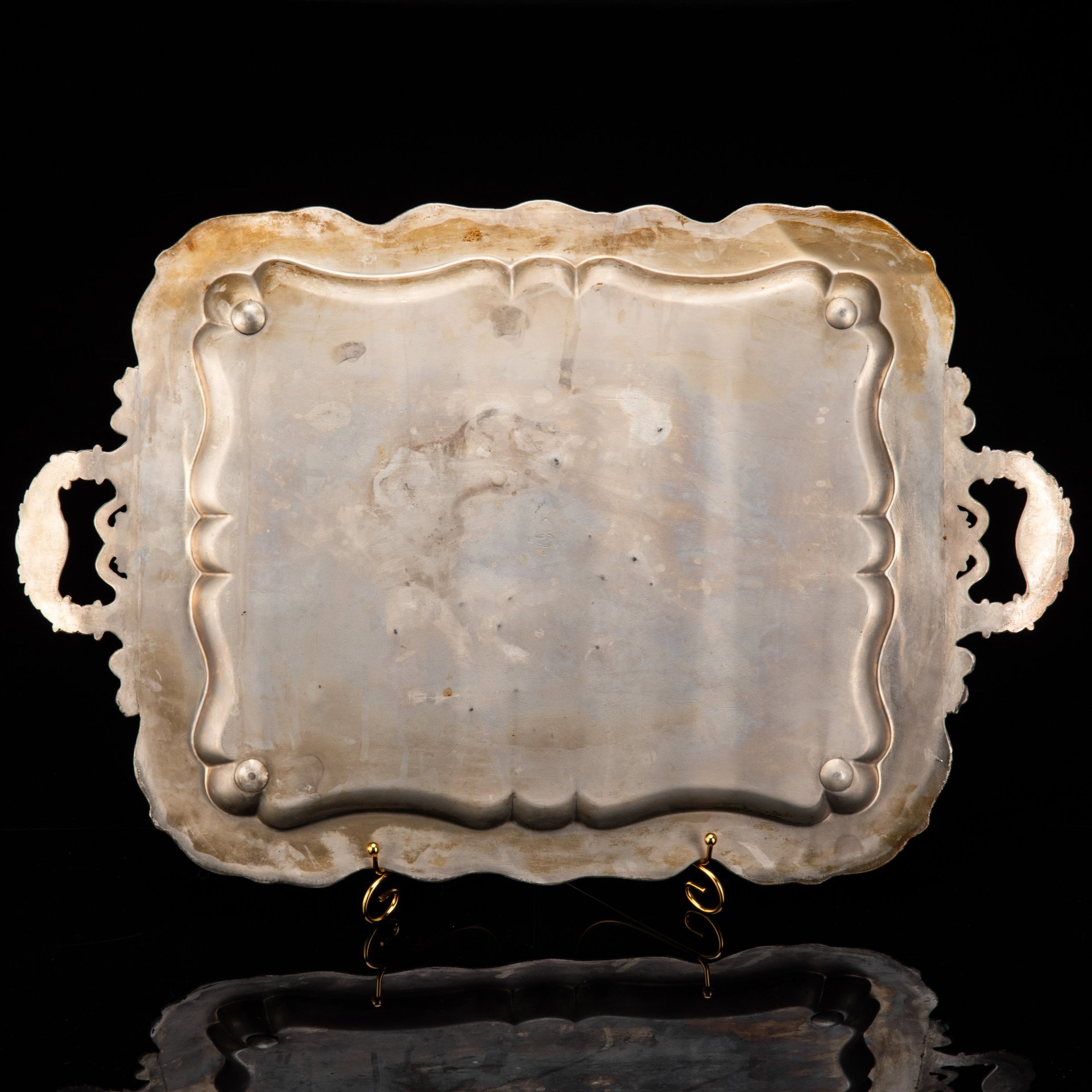 Поднос прямоугольной формы с фигурным бортом и рельефным растительным декором с виноградными лозами (большой), латунь, серебрение, Fraget (Фабрика серебряных и плакированных изделий Иосифа Фраже), Царство Польское, 1896-1914 гг.