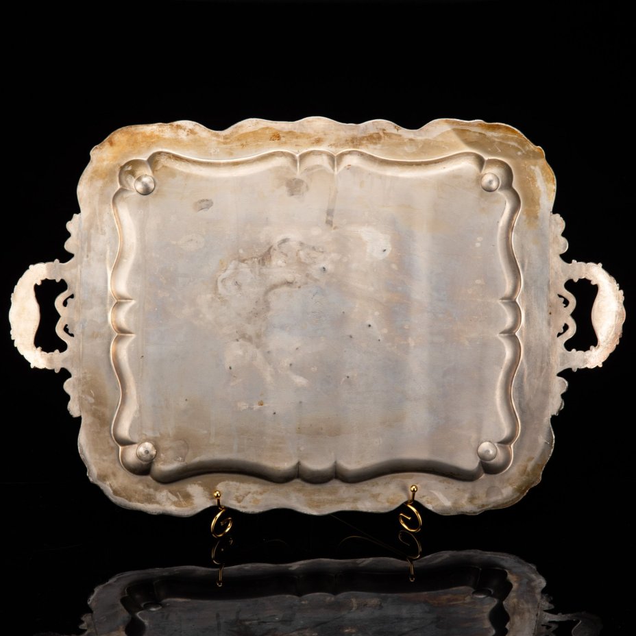 Поднос прямоугольной формы с фигурным бортом и рельефным растительным декором с виноградными лозами (большой), латунь, серебрение, Fraget (Фабрика серебряных и плакированных изделий Иосифа Фраже), Царство Польское, 1896-1914 гг.