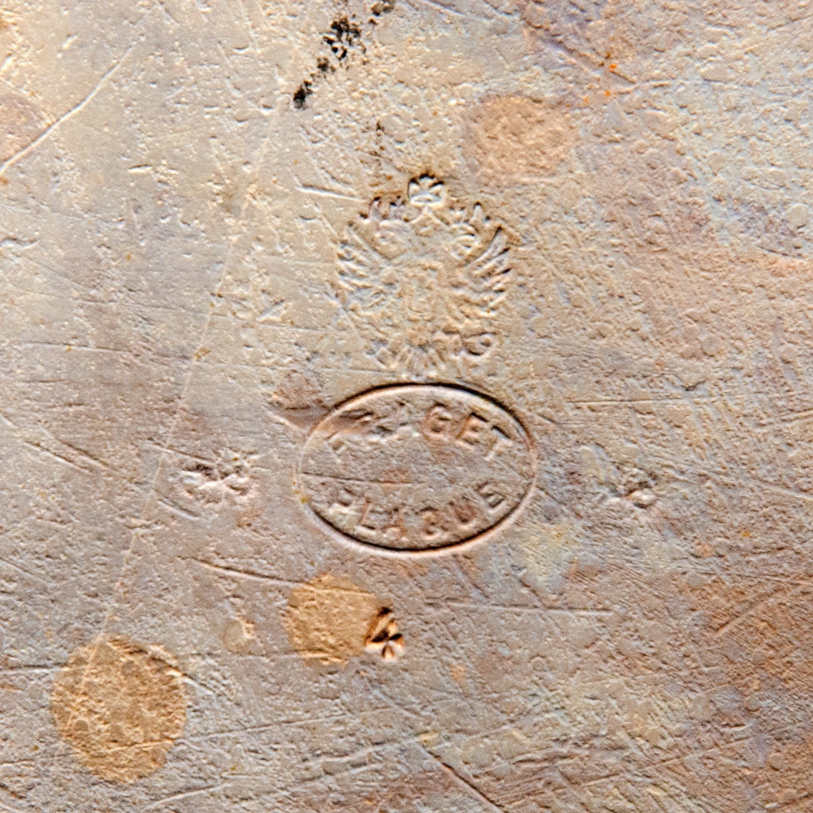 Поднос прямоугольной формы с фигурным бортом и рельефным растительным декором с виноградными лозами (большой), латунь, серебрение, Fraget (Фабрика серебряных и плакированных изделий Иосифа Фраже), Царство Польское, 1896-1914 гг.