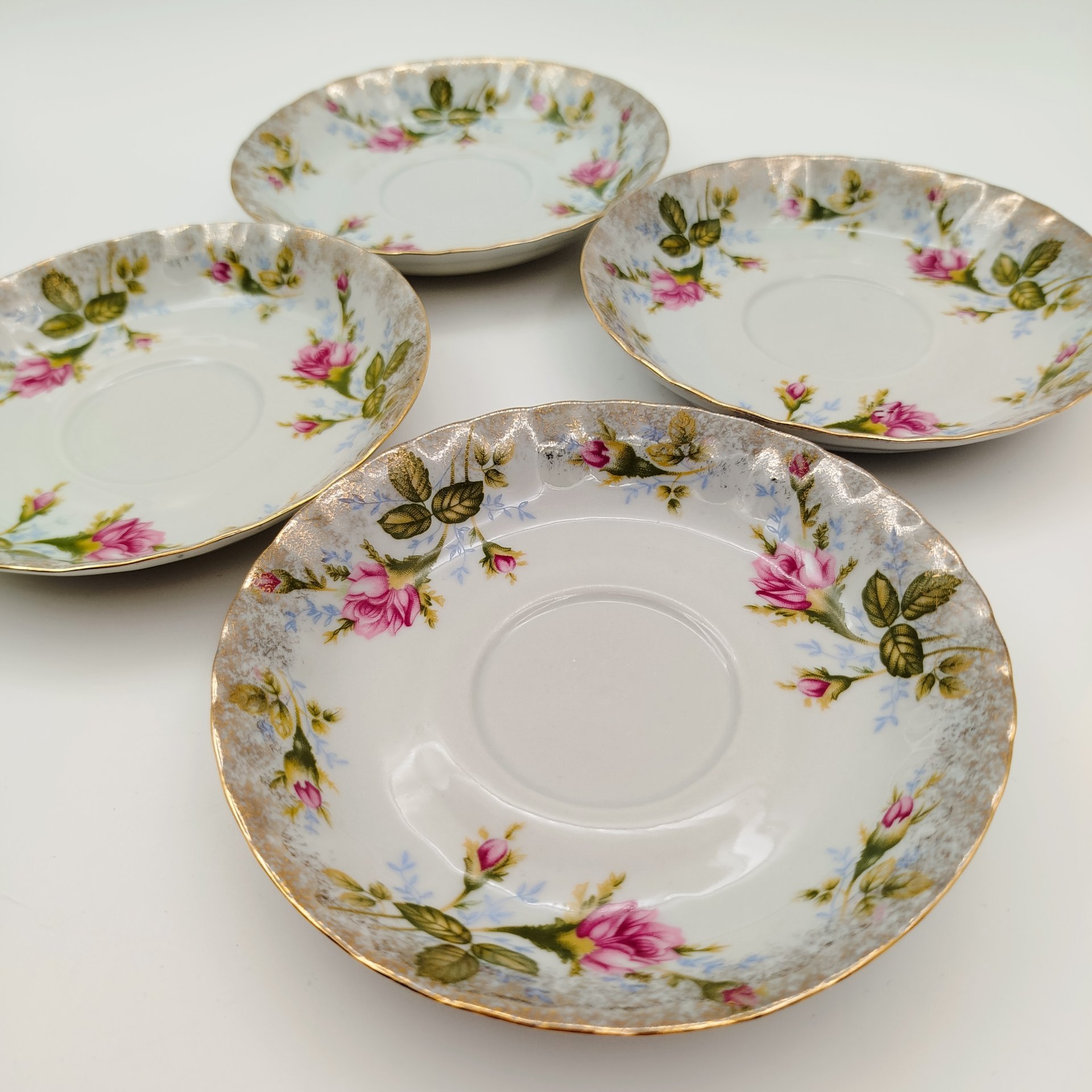 Набор чайных пар с цветочным декором на 4 персоны (в подборе), фарфор, люстр, деколь, золочение, Chodziez, Польша, 1970-1990 гг.