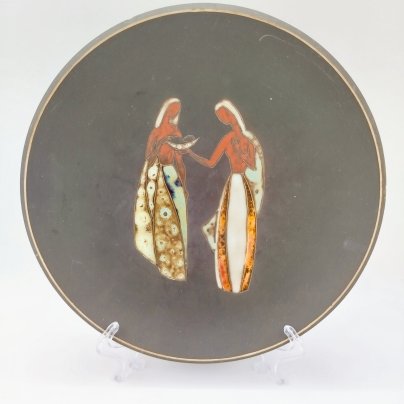 Тарелка декоративная "Mitarbeiter" с изображением двух девушек в этническом стиле