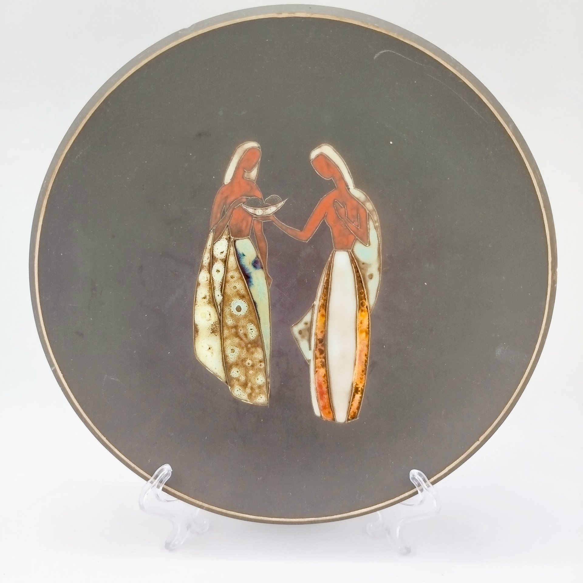 Тарелка декоративная "Mitarbeiter" с изображением двух девушек в этническом стиле