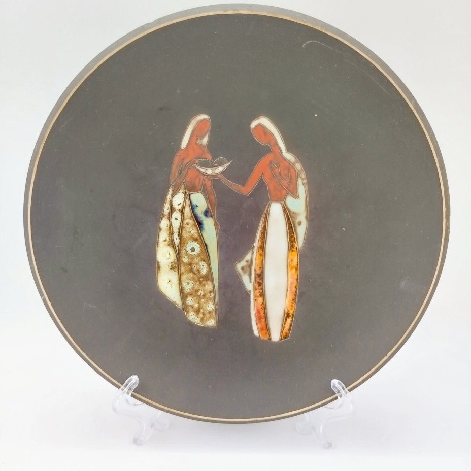 Тарелка декоративная "Mitarbeiter" с изображением двух девушек в этническом стиле