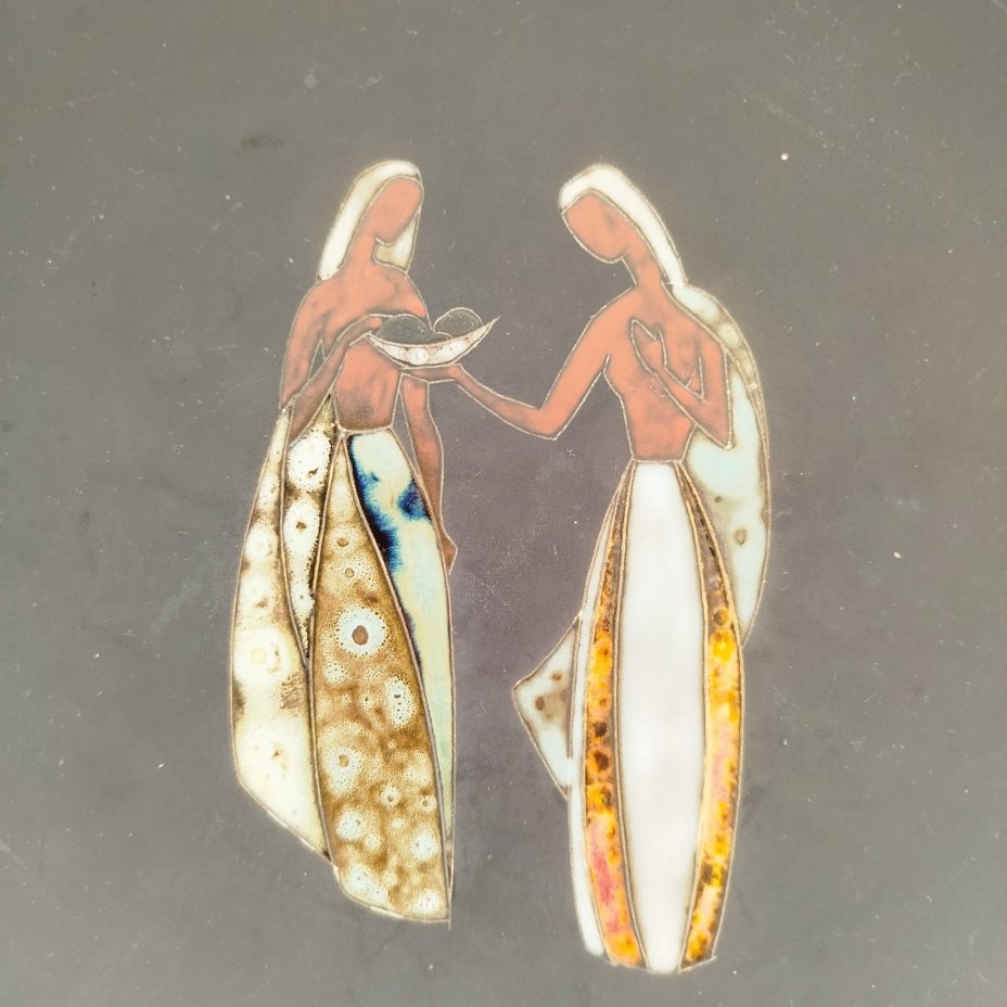 Тарелка декоративная "Mitarbeiter" с изображением двух девушек в этническом стиле