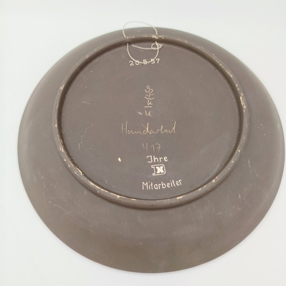 Тарелка декоративная "Mitarbeiter" с изображением двух девушек в этническом стиле